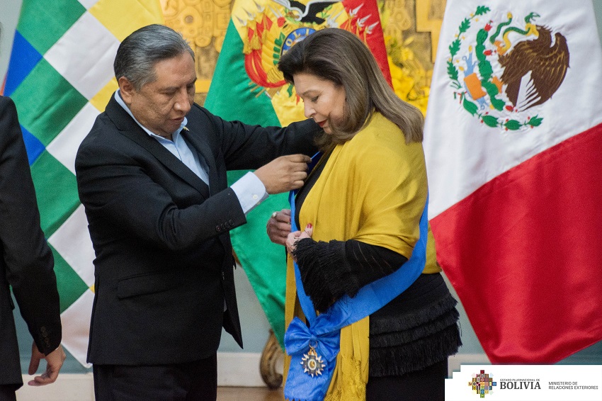 Bolivia despide a Maria Teresa Mercado, embajadora de México, con una condecoración en reconocimiento a sus servicios