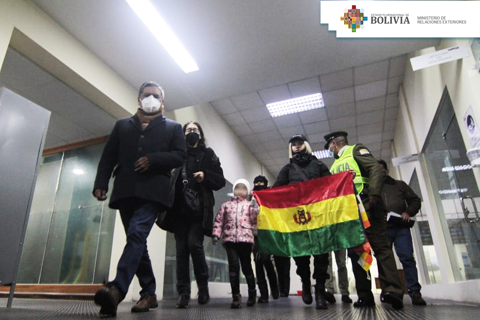 Bolivia recibe a los connacionales repatriados desde Ucrania: “Quiero agradecer al Presidente Arce y a la Cancillería. Estando tan lejos agradezco que el Gobierno no se olvida de su gente, no se olvidan de sus compatriotas en el extranjero”