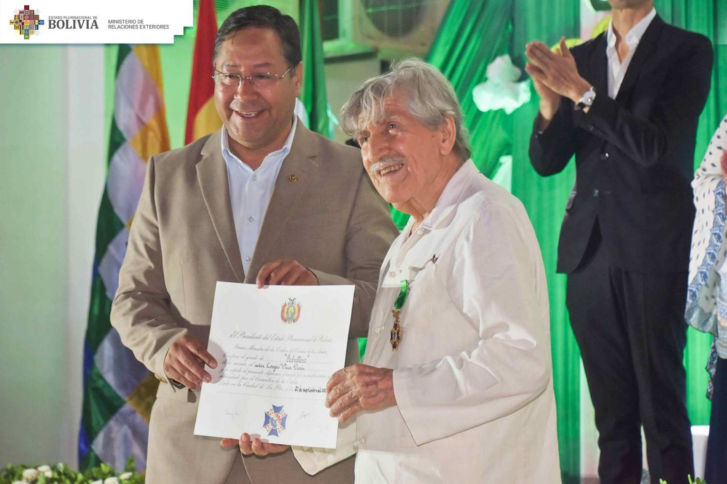 Presidente Luis Arce entrega al muralista Lorgio Vaca la condecoración del Cóndor de Los Andes