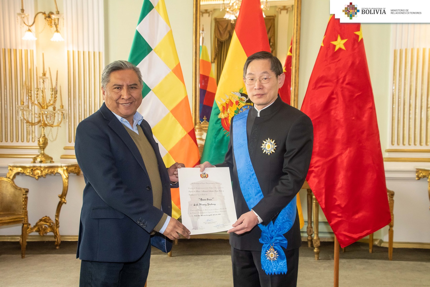 Bolivia condecora al embajador de China a la conclusión de su misión diplomática en el país