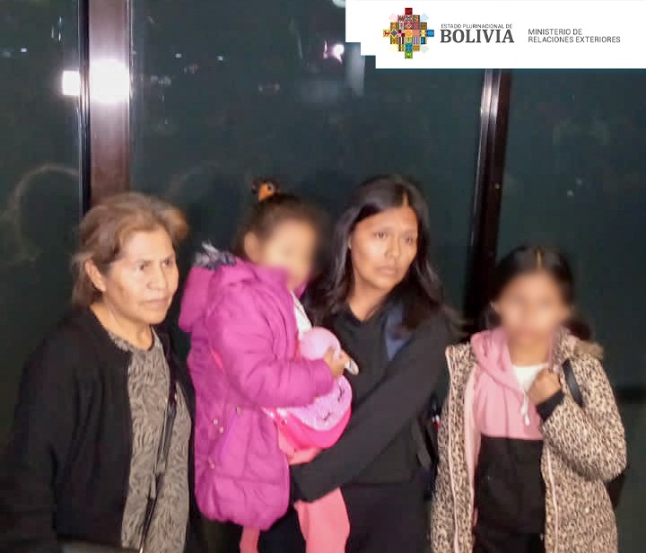 Gobierno de Bolivia repatria a segunda familia afectada por terremoto en Turkiye