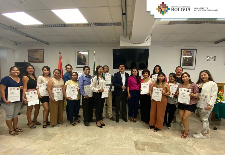 Cancillería entregó 120 certificados a la comunidad boliviana en Madrid tras culminar cursos de especialización 