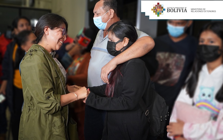 La familia afectada por el sismo en Turkiye llegó al país y agradece el apoyo del gobierno boliviano