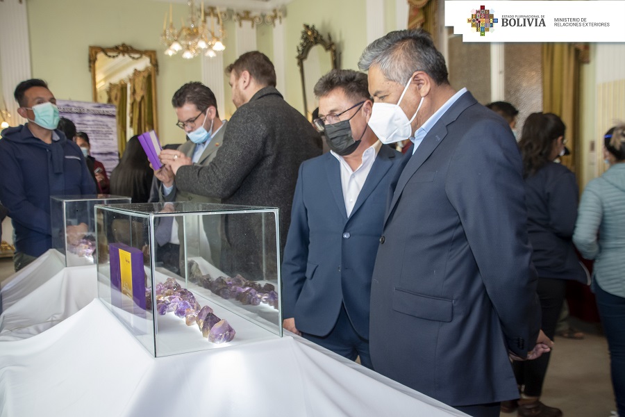 Cancillería realiza la presentación y exposición de la Gema emblemática del país la “Bolivianita” 